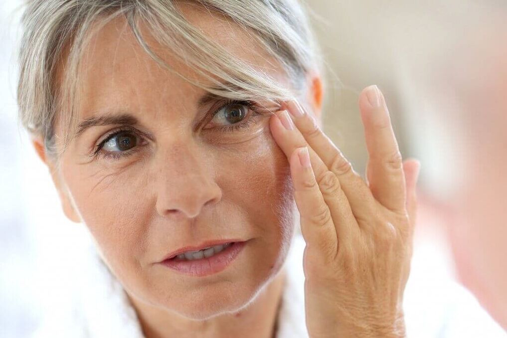 women rejuvenating the skin around the eyes